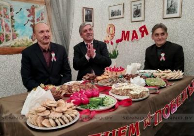 Пончыкі, фаршыраваныя памідоры і аліўе. Так у Сянно ўяўляюць сабе "палявую кухню" часоў мінулай вайны