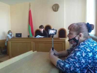 Алена Янушкоўская вядзе стрым падчас суду. Чэрвень 2020 году