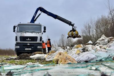 Працаўнікі спецаўтабазы прыбралі гару смецця каля вёскі Баронікі. Але што зроблена, каб яна не з'явілася зноў?