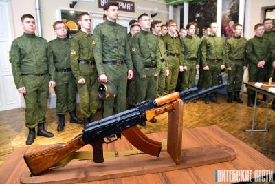 У Віцебску да Дня Перамогі адчынілі выставу зброі з калекцыі былога міністра МУС Шуневіча