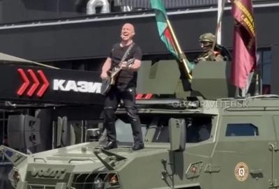 Расійскі спявак Дзяніс Майданаў пракаціўся па Віцебску на БМП