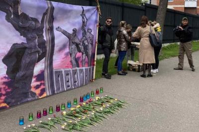 Міфічная арганізацыя «Молодежь Витебска» зладзіла несанкцыянаваны пікет каля консульства Латвіі