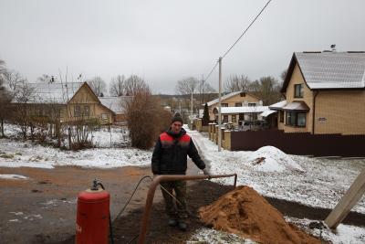 Да чаго дайшло! Склізкую сцежку пасыпалі пяском – і ўжо нагода да хвалебнага артыкула ў «раёнцы»