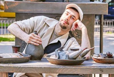 У спісах вызваленых палітвязняў, якім было дазволена застацца ў Беларусі, – віцебскі фатограф Уладіслаў Кошалеў