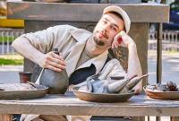 У спісах вызваленых палітвязняў, якім было дазволена застацца ў Беларусі, – віцебскі фатограф Уладіслаў Кошалеў