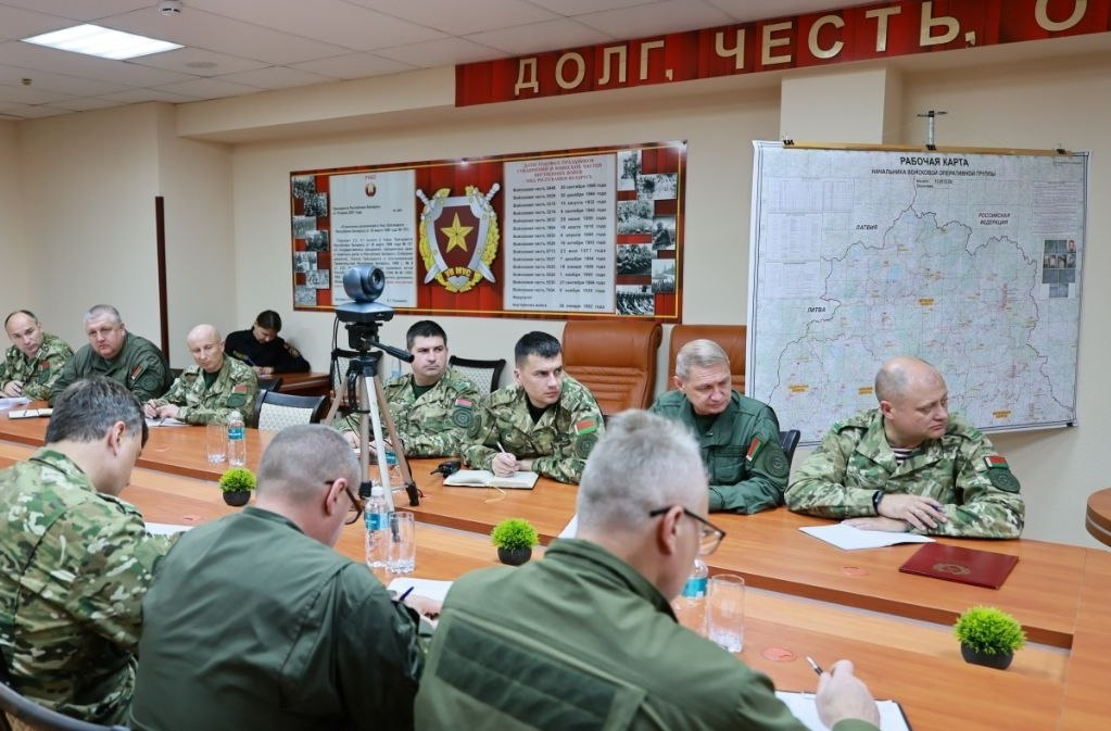 IУ Лёзне і Дуброўне сілавікі шукаюць невядомых з заплечнікамі і джыпы, якія маюць намер прарвацца праз мяжу