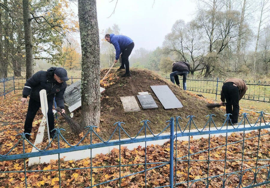 IУ Шуміліне на добраўпарадкаванне брацкай магілы накіравалі былых зняволеных