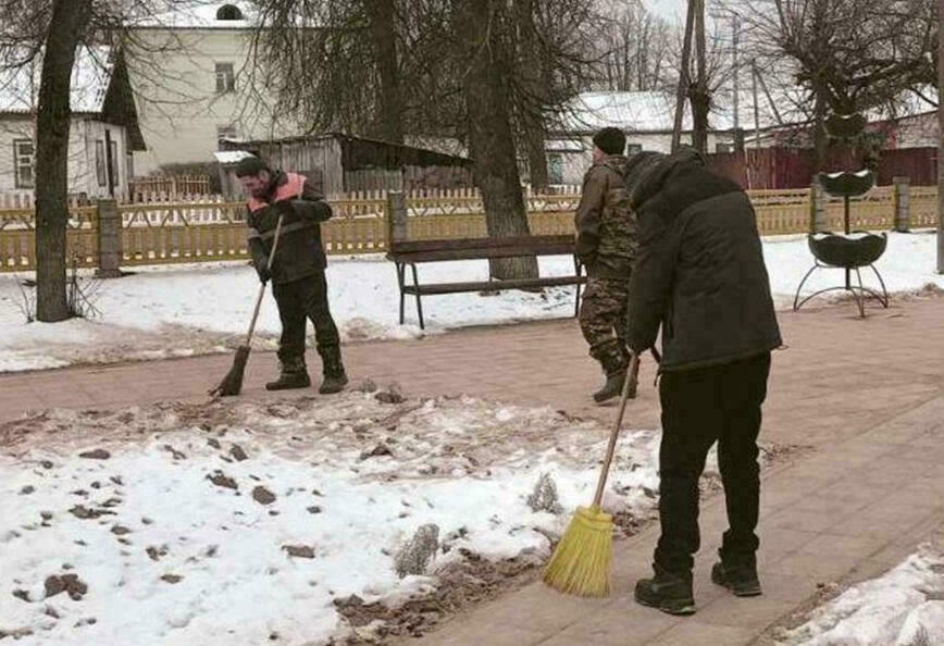 IУ Багушэўску хатніх дэбашыраў накіравалі прыбіраць “Парк закаханых”